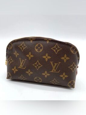 Auth Louis Vuitton Monogram
Pochette Cosmetic PM